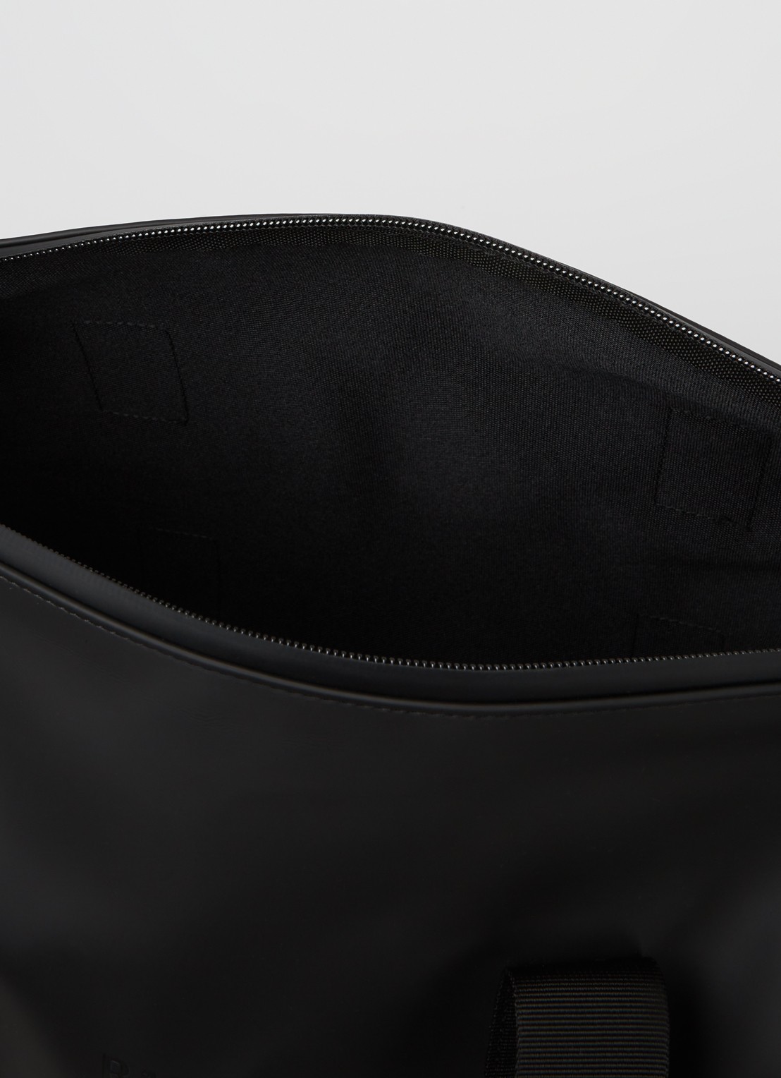 Rains Hilo Small weekendtas met waterafstotende coating - detail zwart