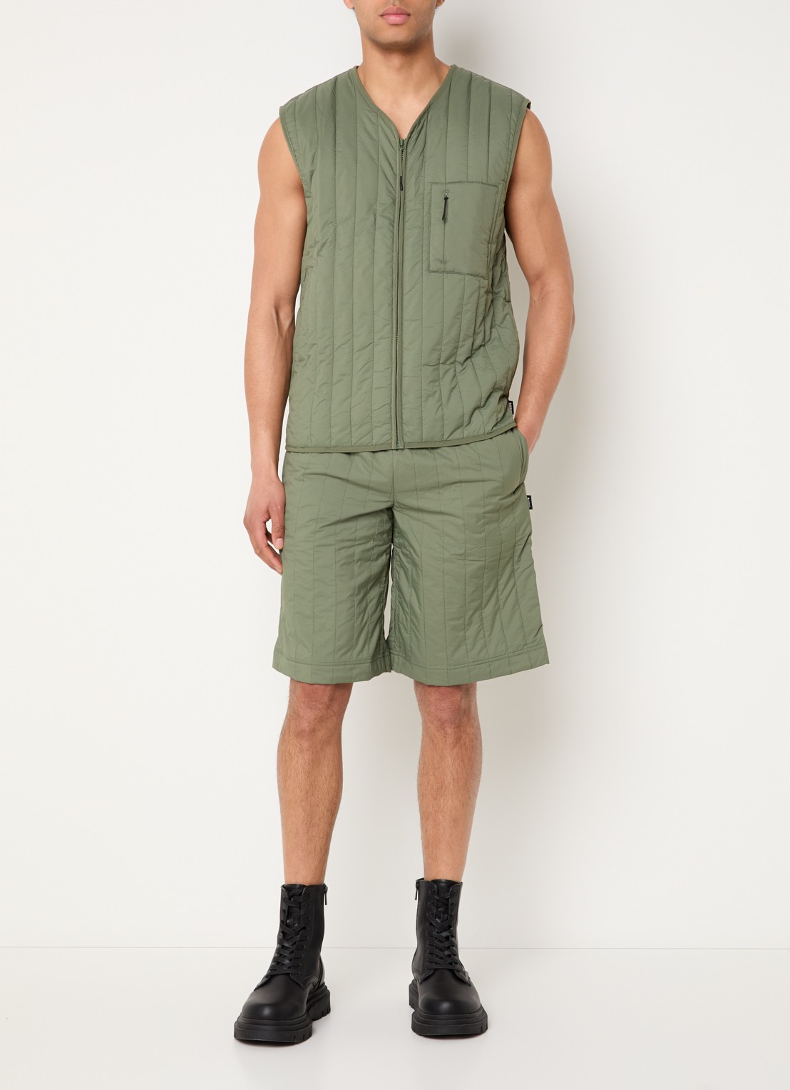 Rains Koya straight fit korte broek met steekzakken - voorkant 3 legergroen