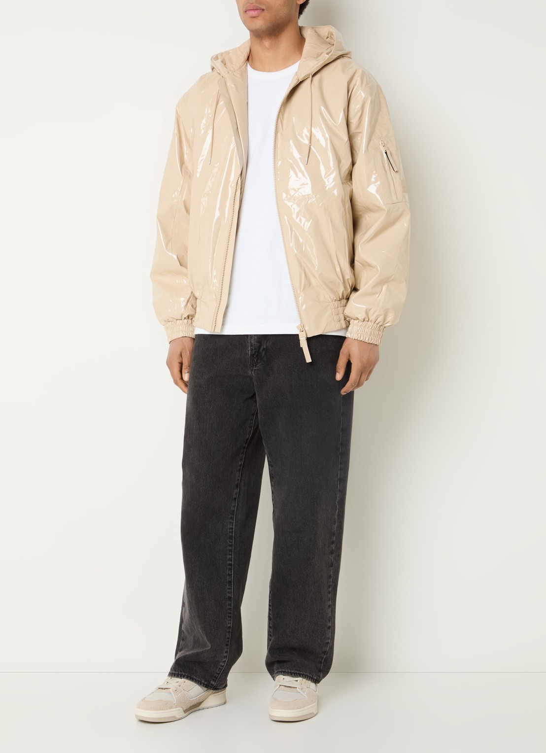 Rains Lohja gewatteerd bomberjack met glanzende finish - voorkant 2 beige
