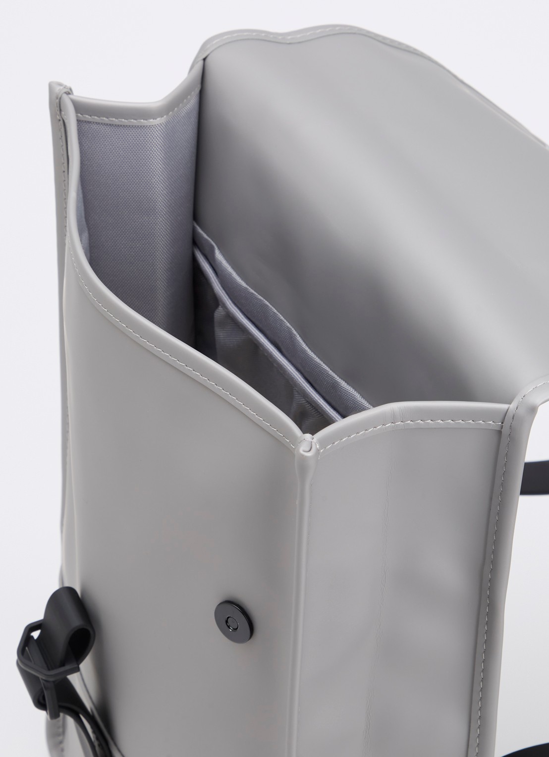 Rains Mini W3 rugzak met 15 inch laptopvak en waterafstotende coating - detail 2 lichtgrijs