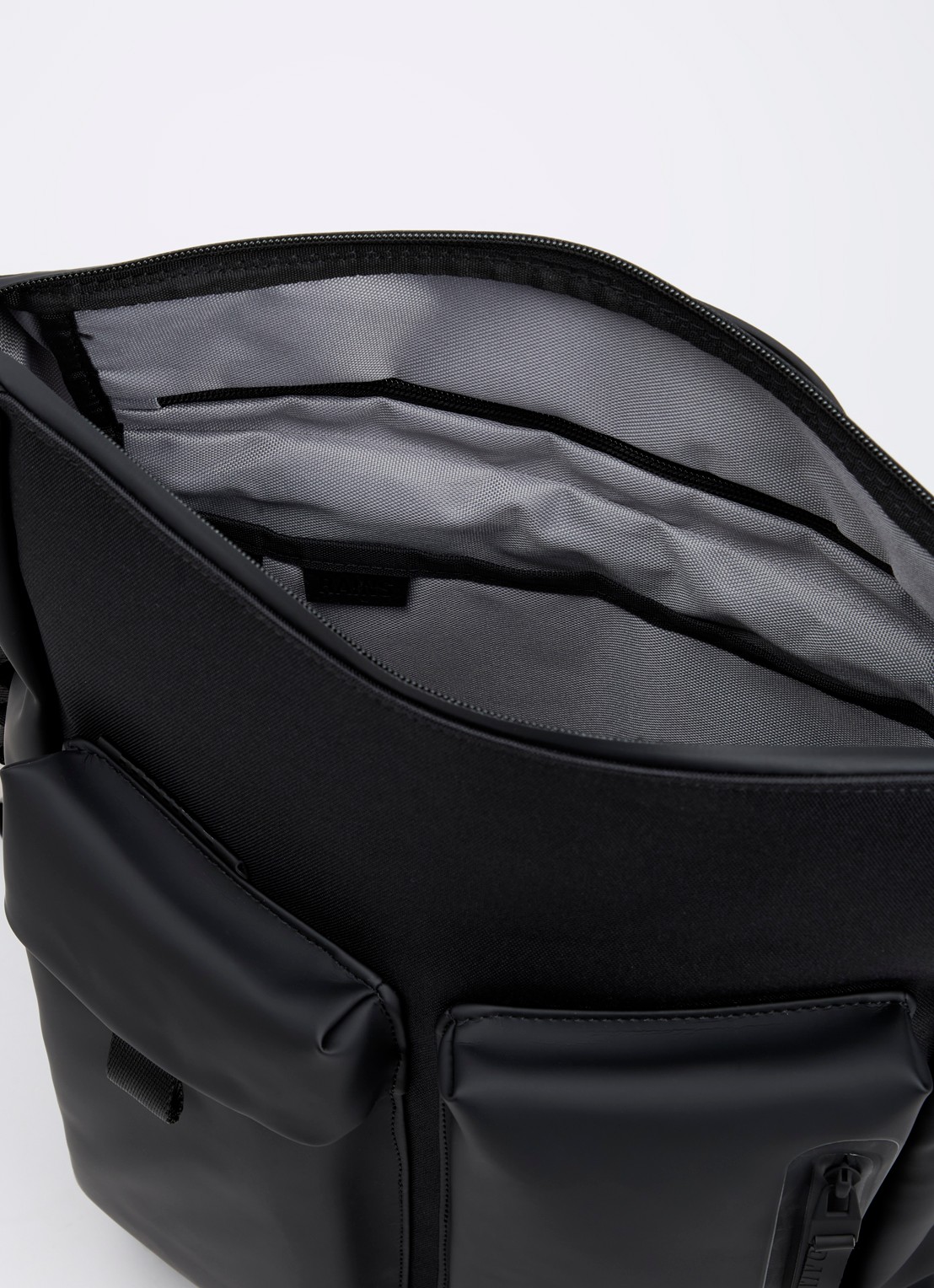 Rains Otaru rugzak met 16 inch laptopvak en waterafstotende coating - detail 2 zwart