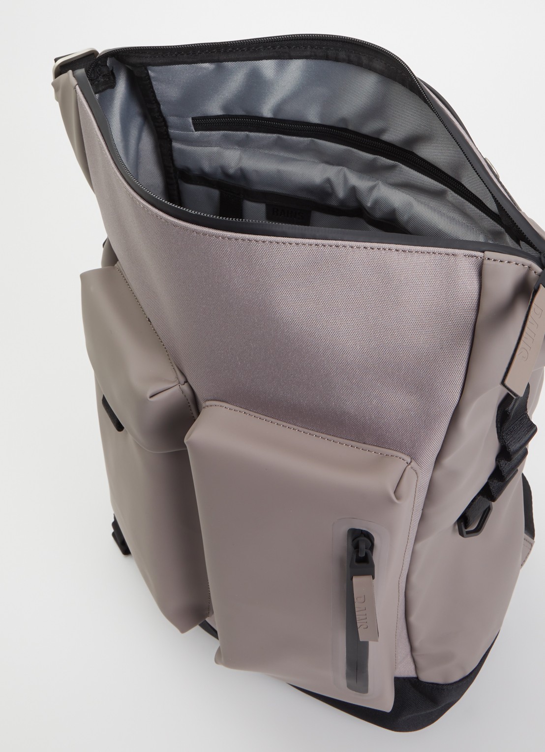 Rains Otaru rugzak met 16 inch laptopvak en waterafstotende coating - detail lichtgrijs