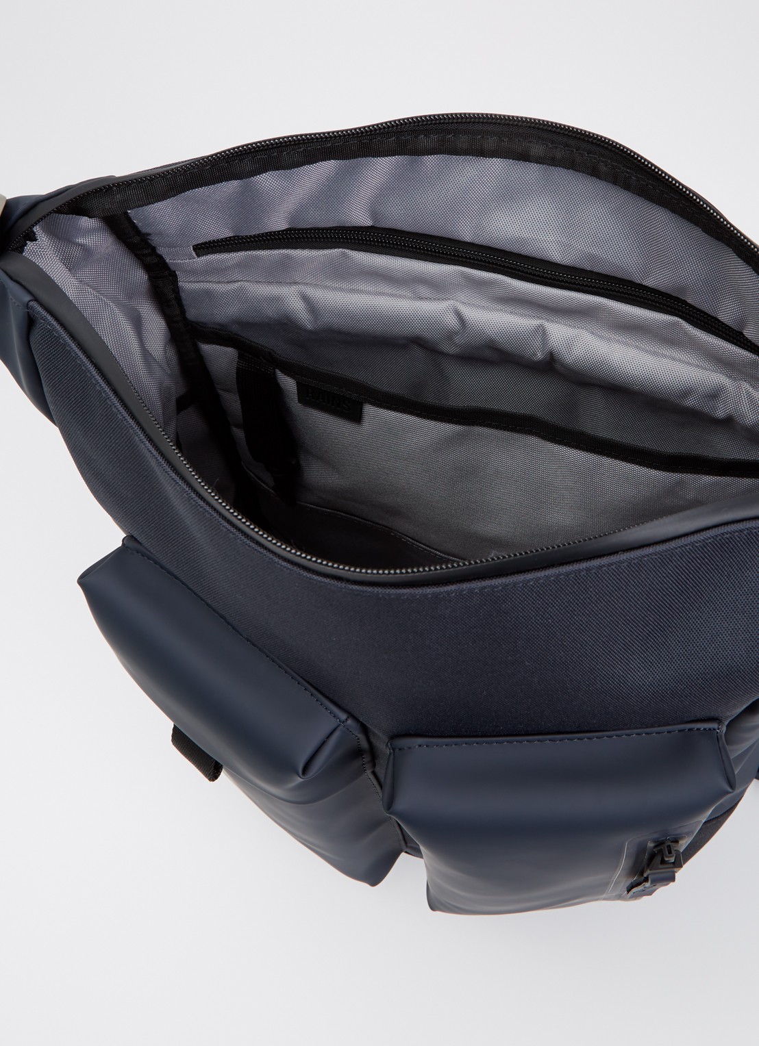 Rains Otaru rugzak met 16 inch laptopvak en waterafstotende coating - detail 2 donkerblauw