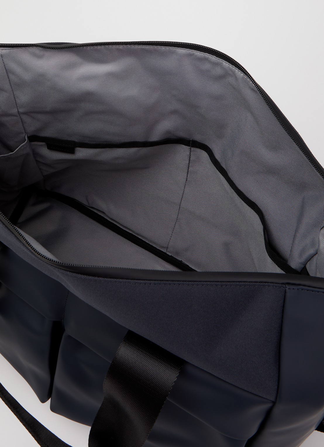 Rains Otaru Small weekendtas met waterafstotende coating - detail 3 donkerblauw
