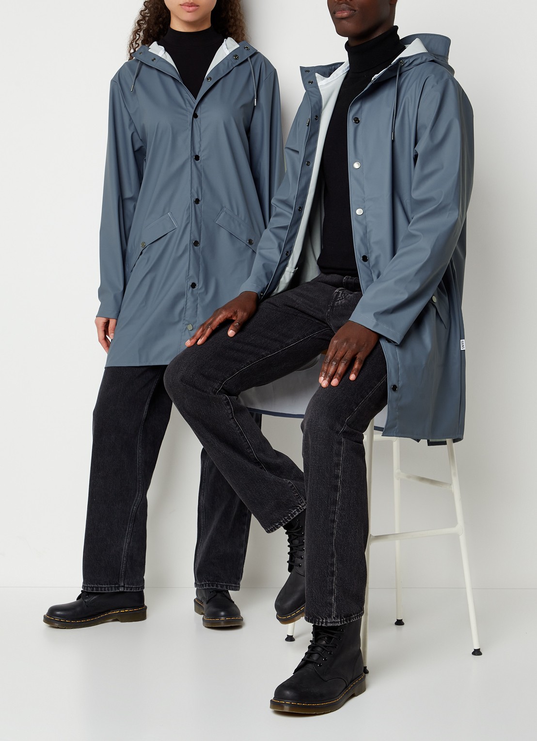 Rains Regenjack met capuchon en klepzakken - unisex - voorkant 3 staalblauw