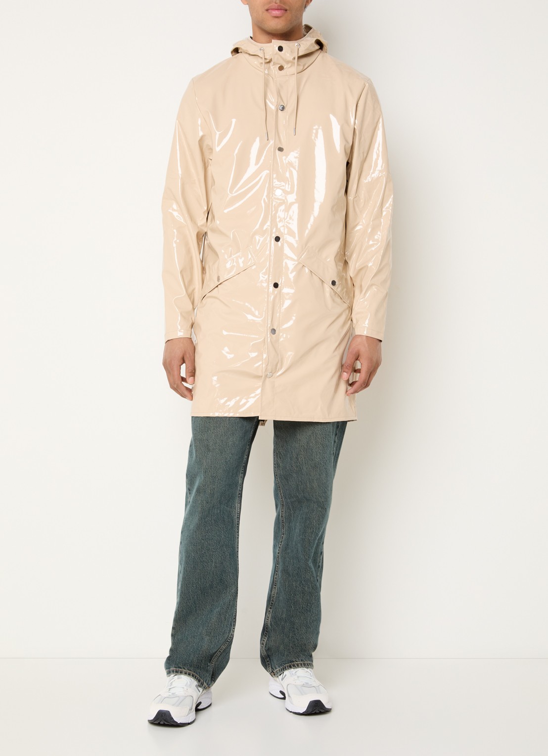 Rains Regenjas met capuchon en klepzakken - voorkant 2 beige