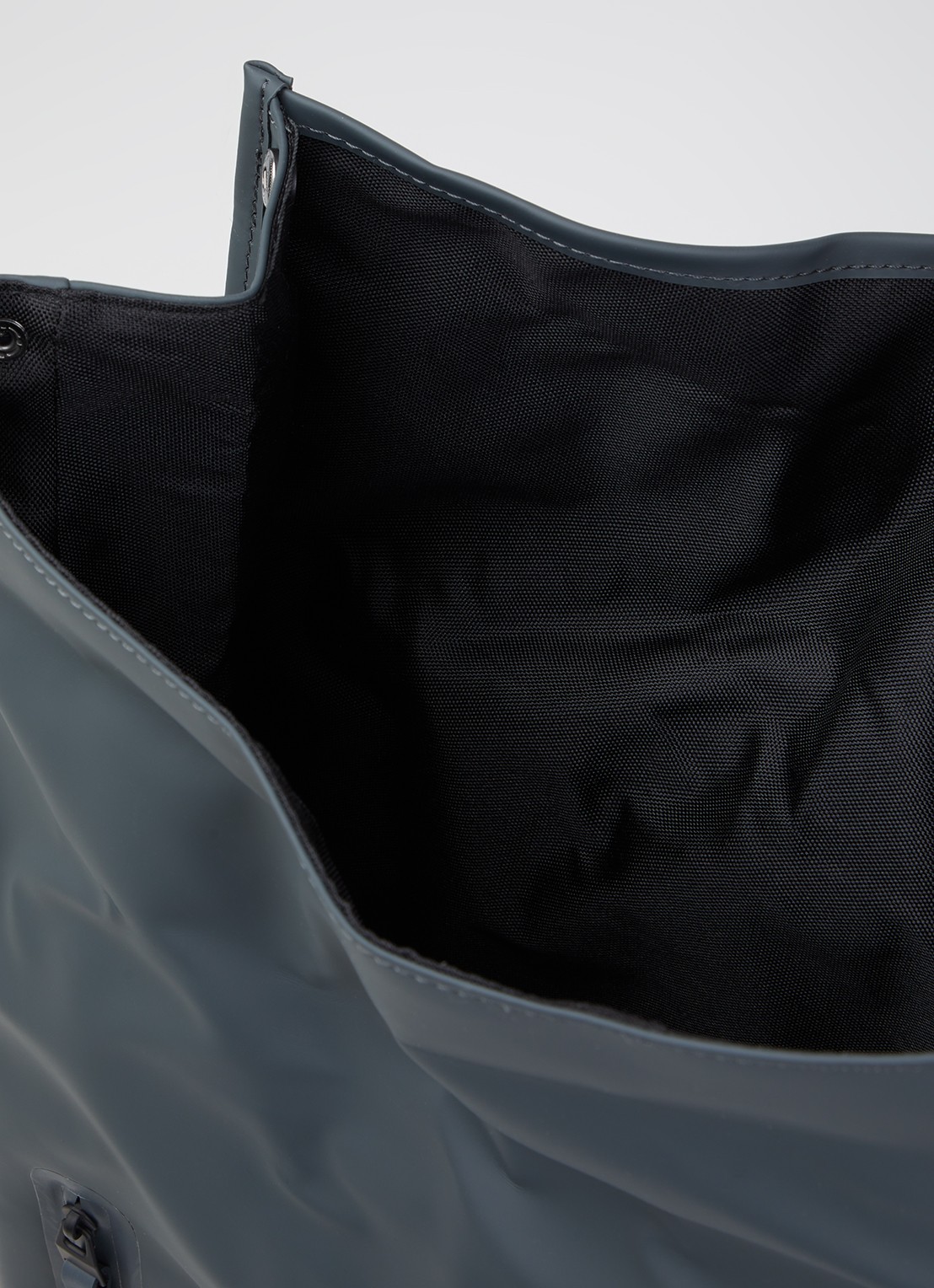 Rains Rolltop Large rugzak met 16 inch laptop vak en waterafstotende coating  - detail 2 donkergrijs