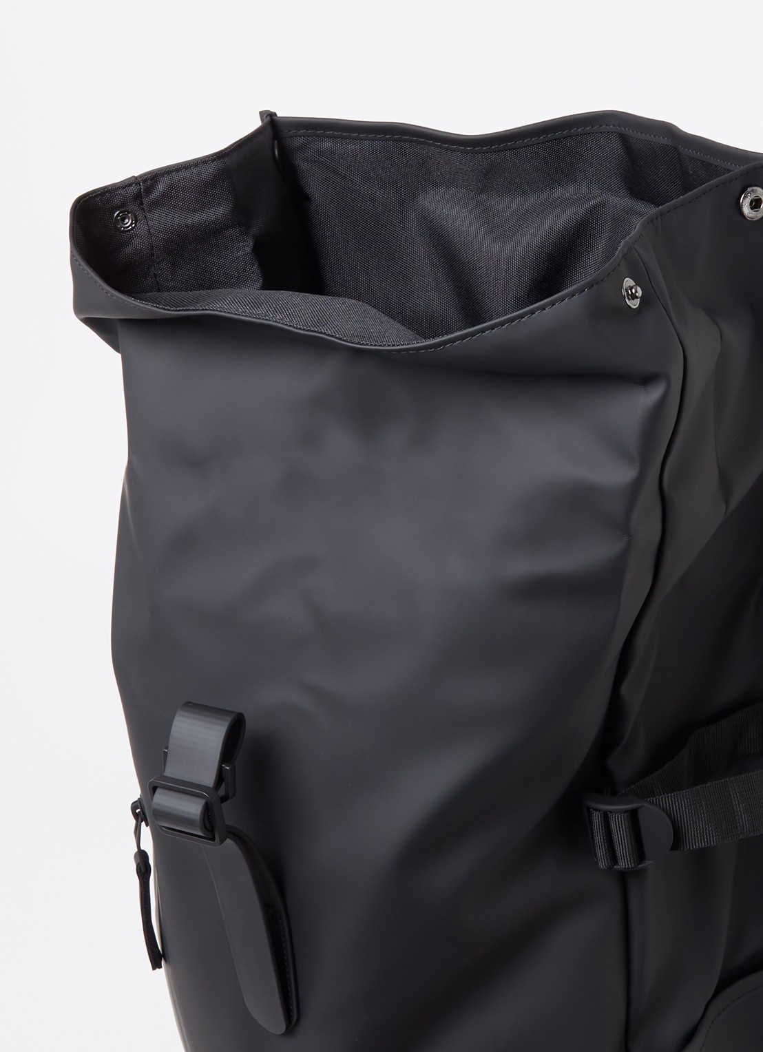 Rains Rolltop Large rugzak met 16 inch laptopvak en waterafstotende coating - detail zwart