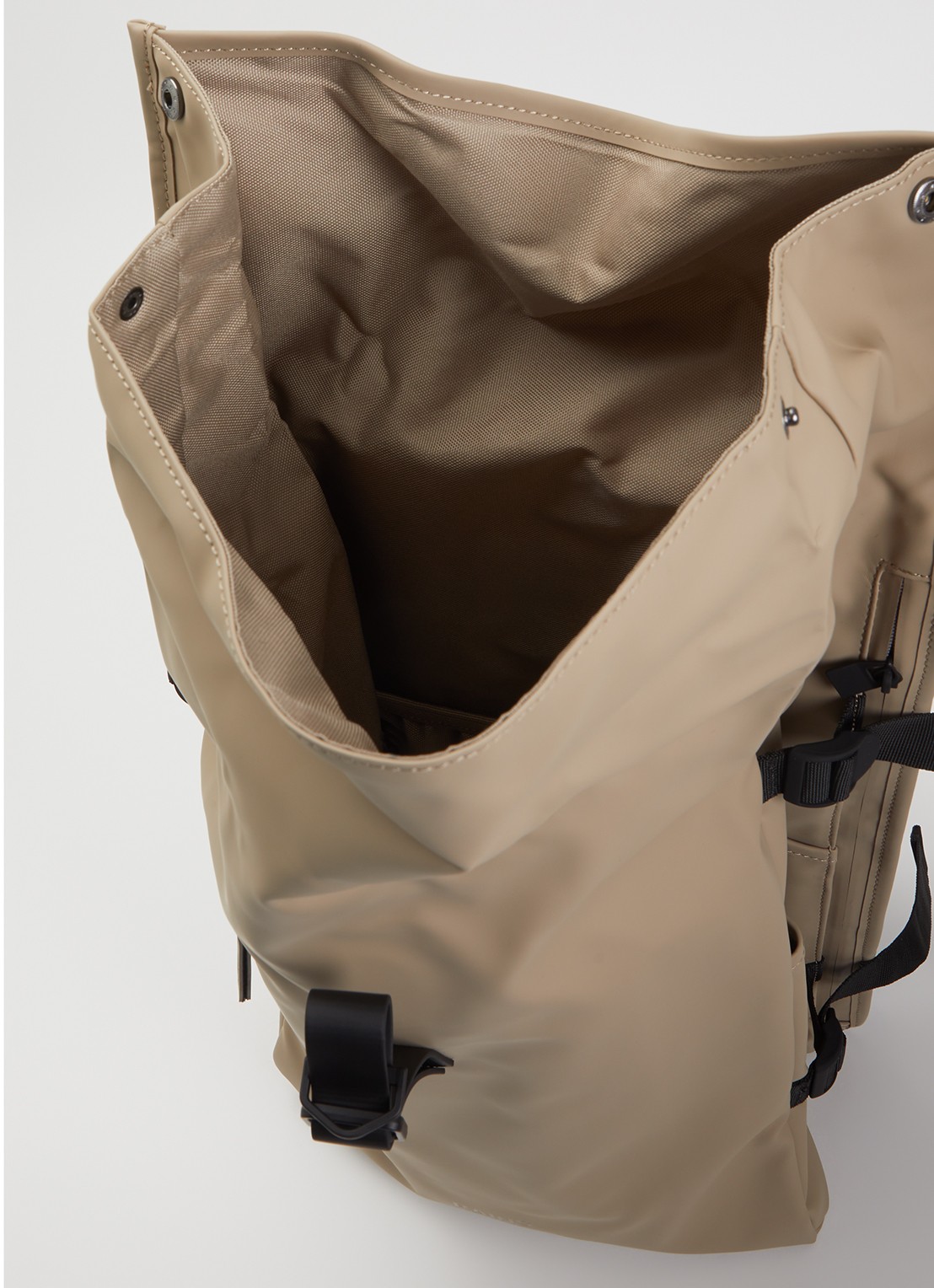 Rains Rolltop Large rugzak met 16 inch laptopvak en waterafstotende coating - detail 2 beige