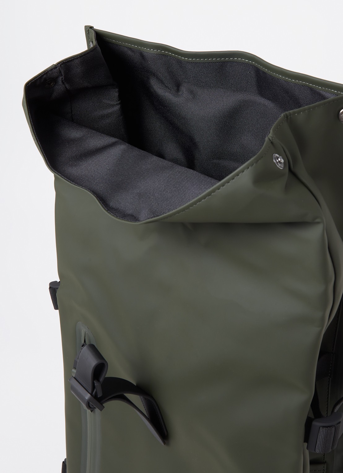 Rains Rolltop Large rugzak met 16 inch laptopvak en waterafstotende coating - detail 2 bronsgroen