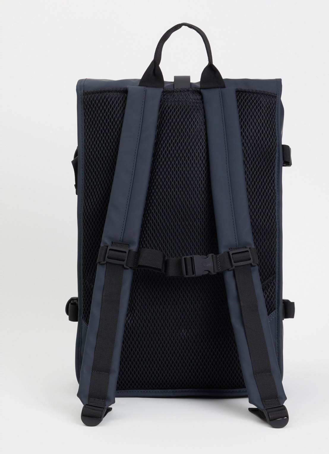 Rains Rolltop Large rugzak met 16 inch laptopvak en waterafstotende coating - achterkant donkerblauw