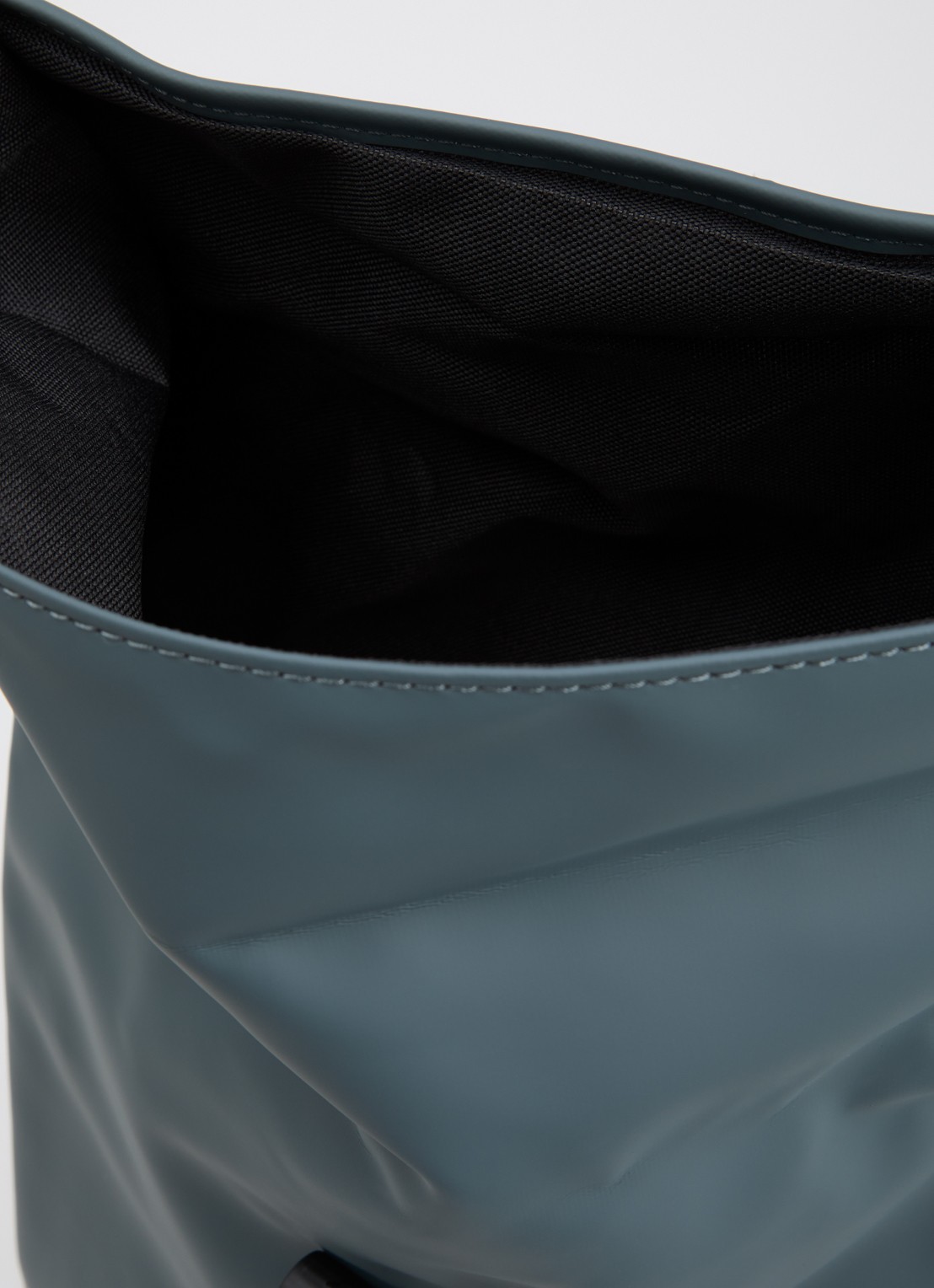 Rains Rolltop rugzak met waterafstotende coating en 15 inch laptopvak - detail 2 staalblauw