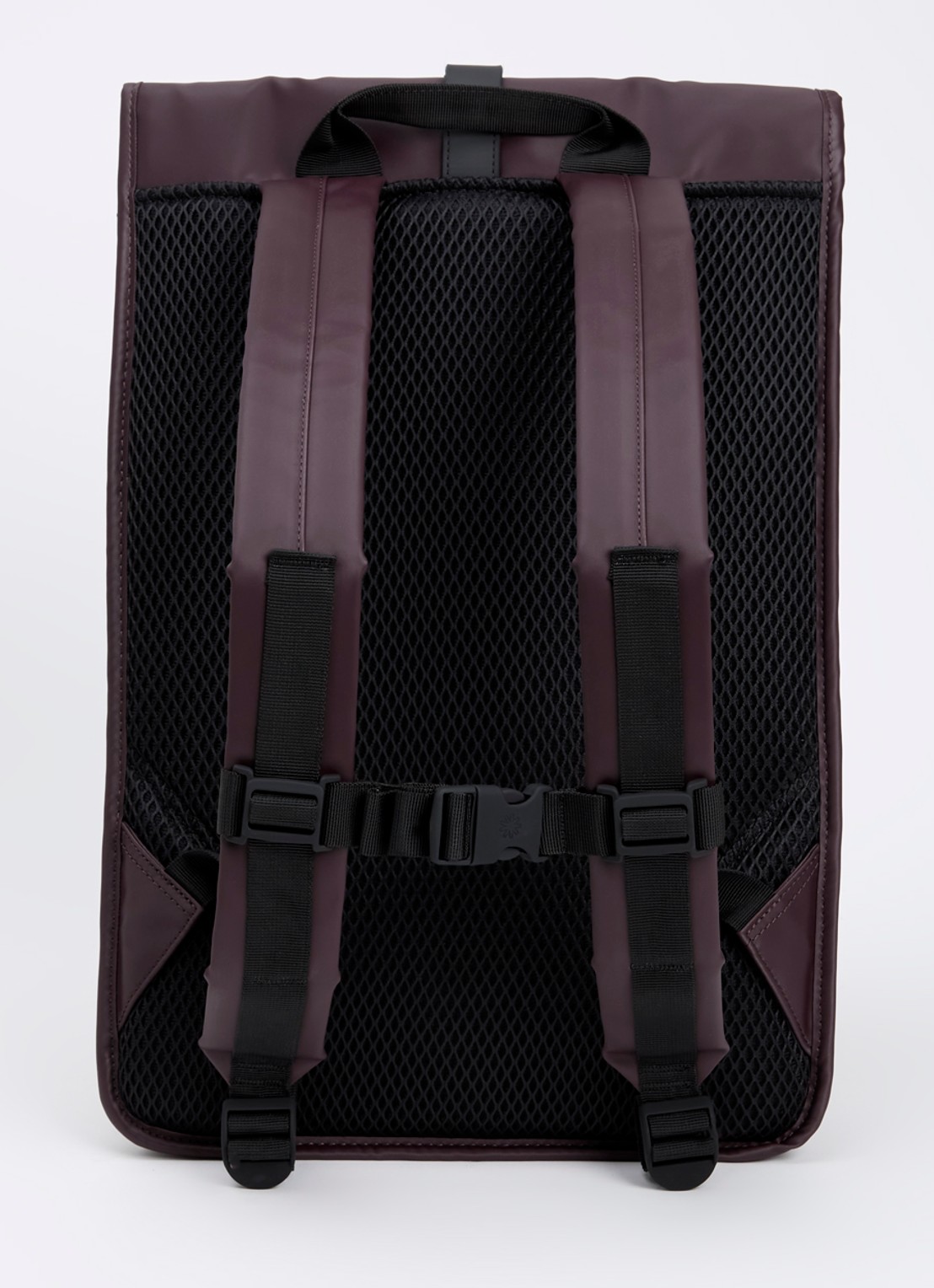 Rains Rolltop rugzak met waterafstotende coating en 15 inch laptopvak - achterkant 2 aubergine