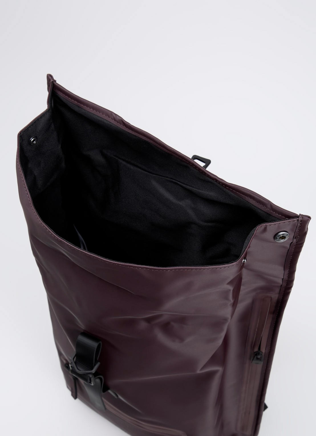 Rains Rolltop rugzak met waterafstotende coating en 15 inch laptopvak - detail 3 aubergine