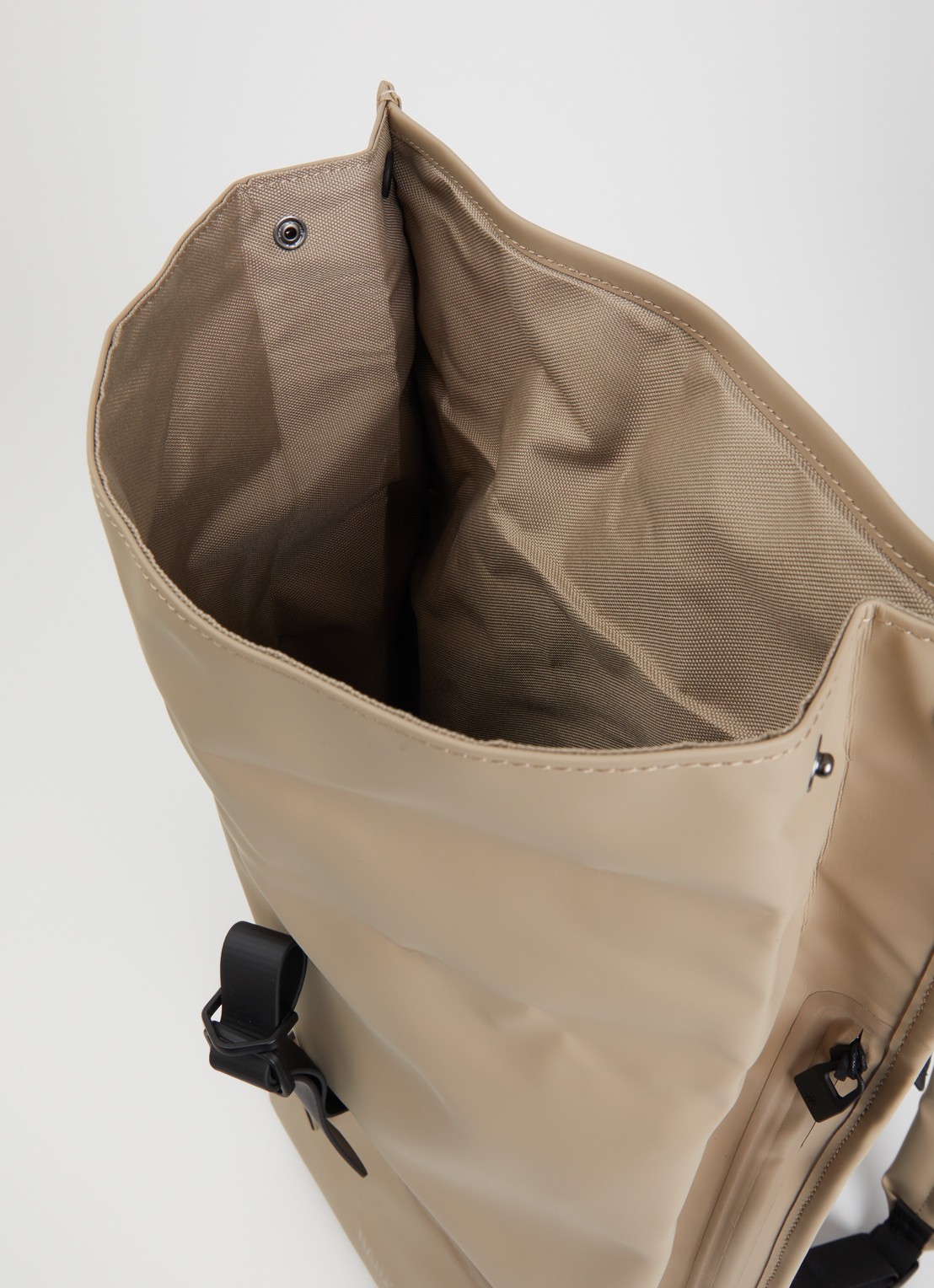 Rains Rolltop rugzak met waterafstotende coating - detail 2 beige