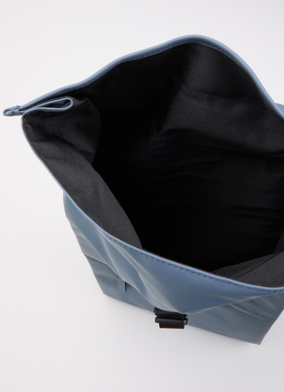 Rains Rolltop rugzak met waterafstotende coating - detail staalblauw