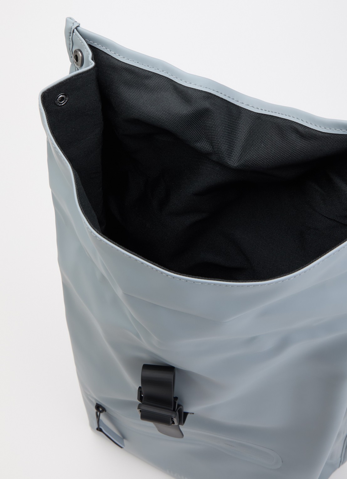 Rains Rolltop rugzak met waterafstotende coating - detail 2 lichtblauw