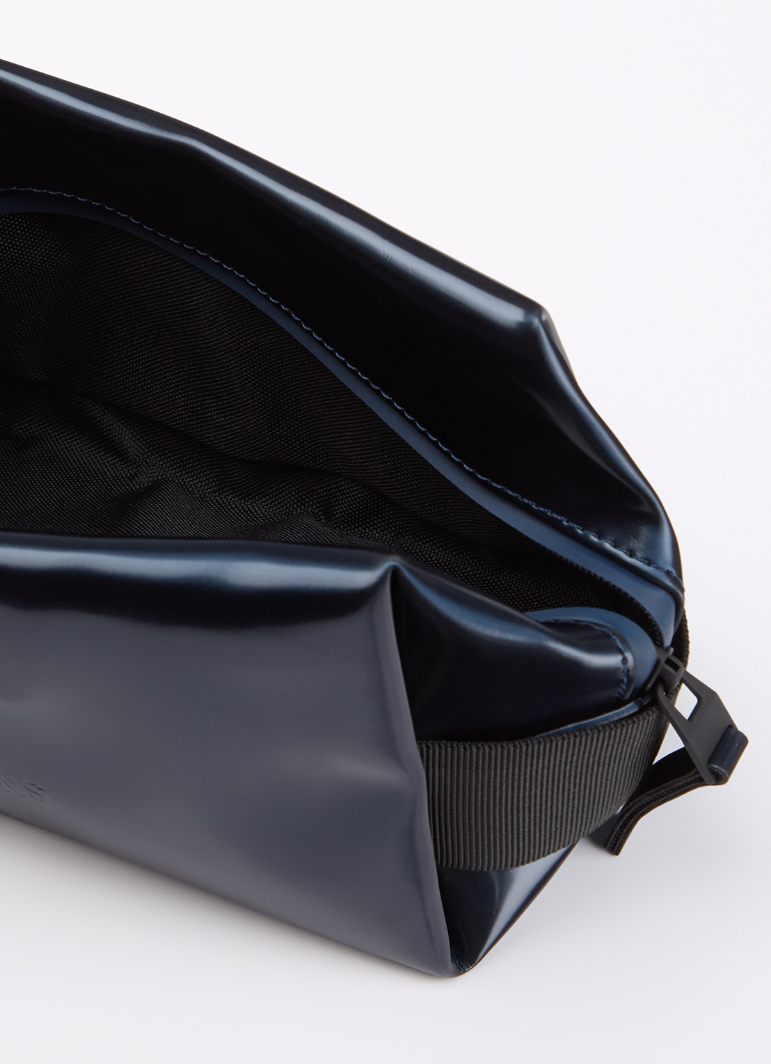 Rains Small W3 toilettas met waterafstotende coating - detail donkerblauw