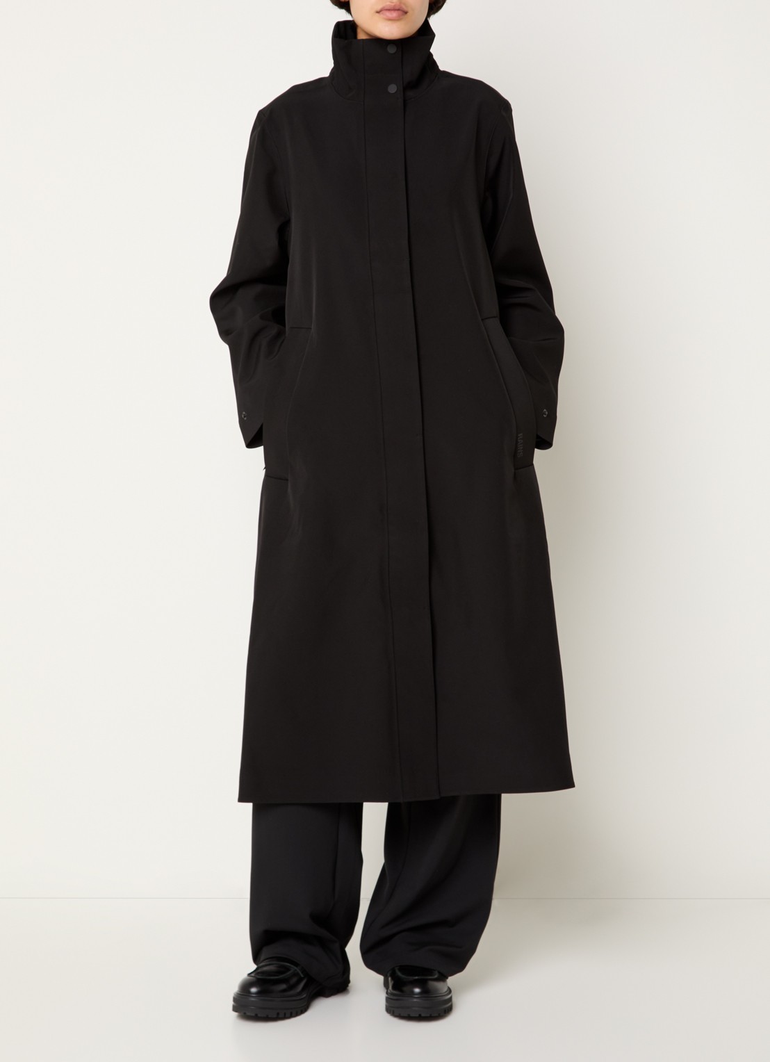 Rains Suva softshell jas met capuchon en steekzakken - voorkant 4 zwart