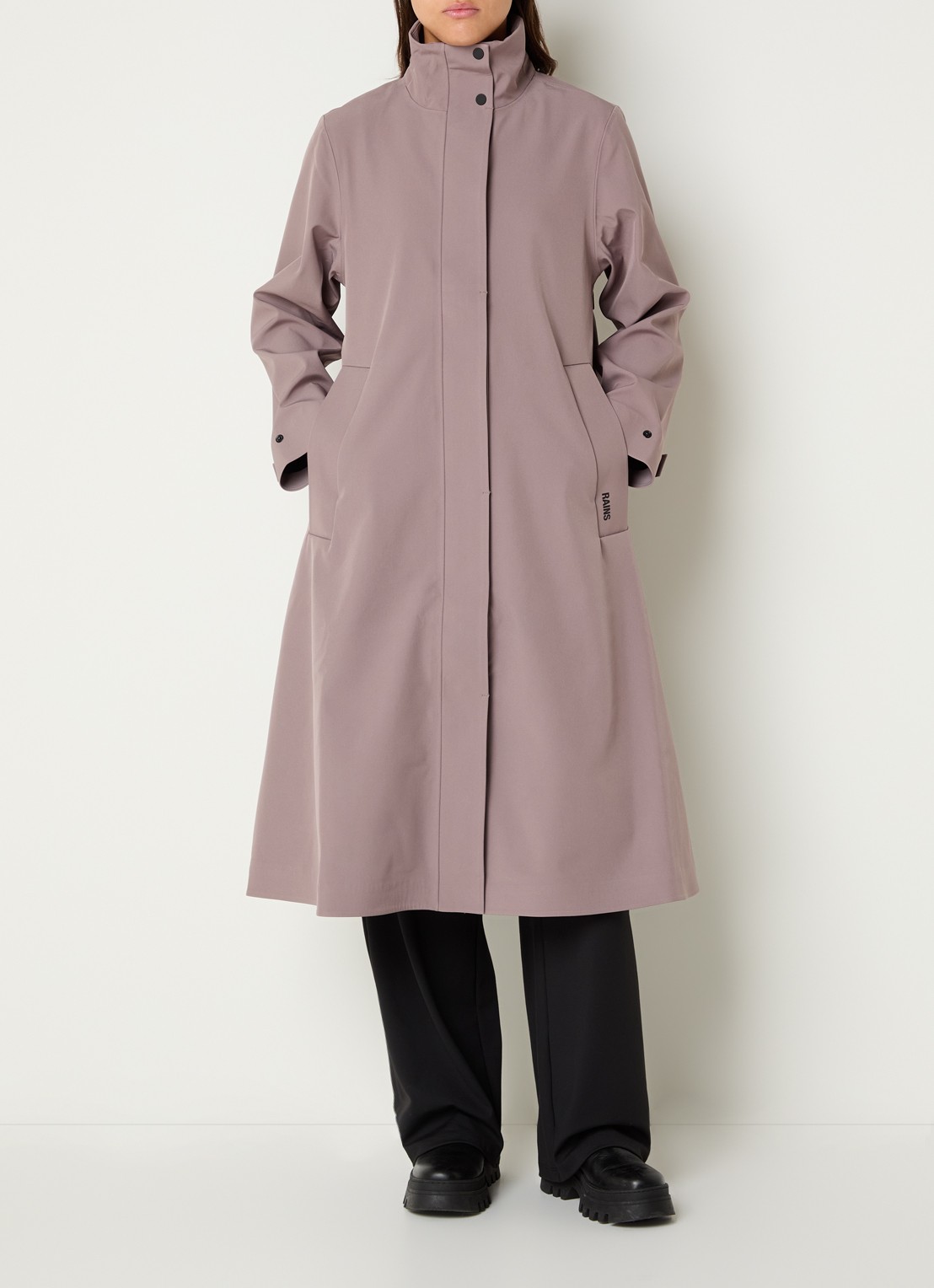 Rains Suva softshell jas met capuchon en steekzakken - voorkant 4 lichtbruin