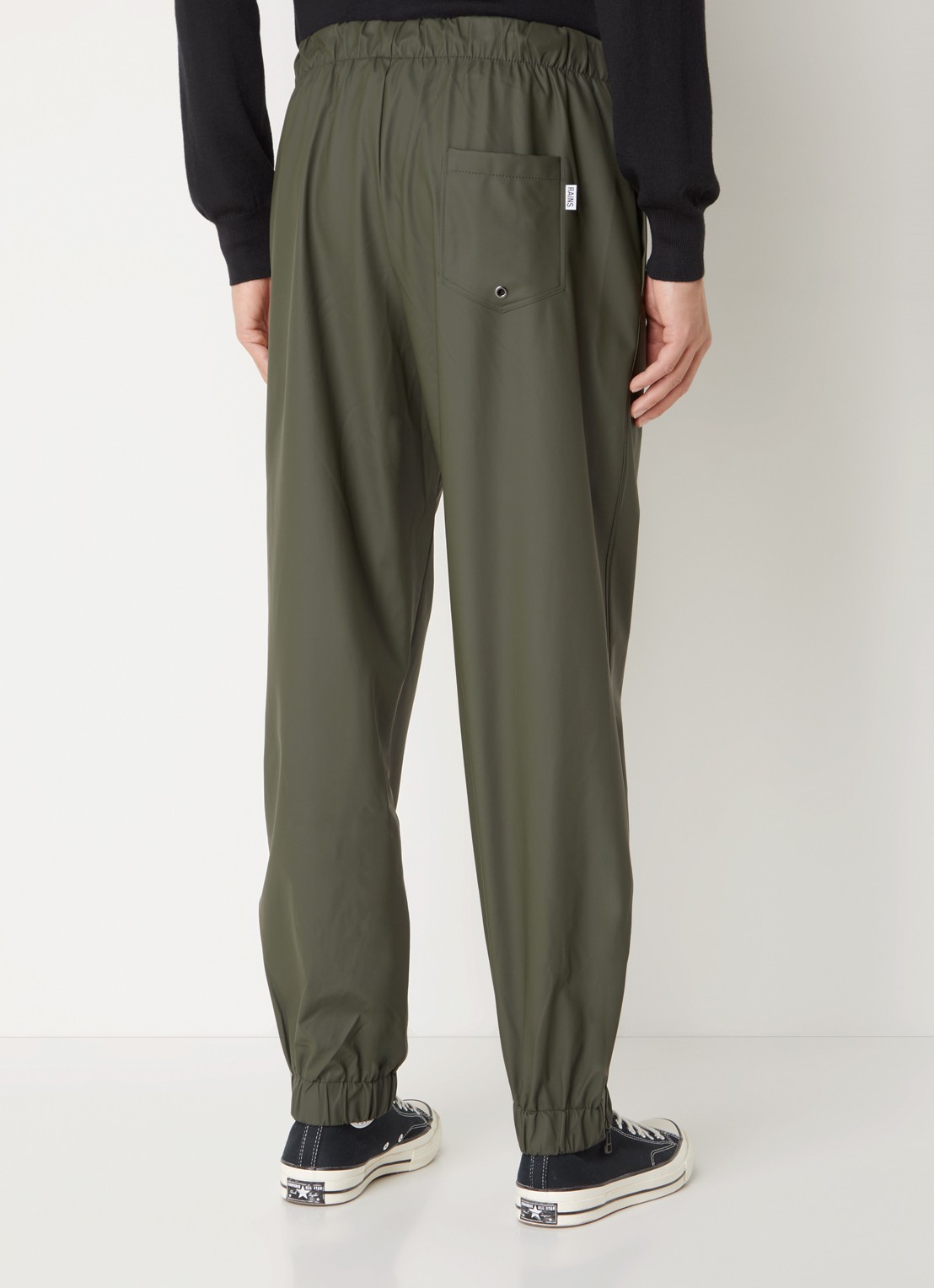Rains Tapered fit joggingbroek met waterafstotende coating - achterkant 5 olijfgroen