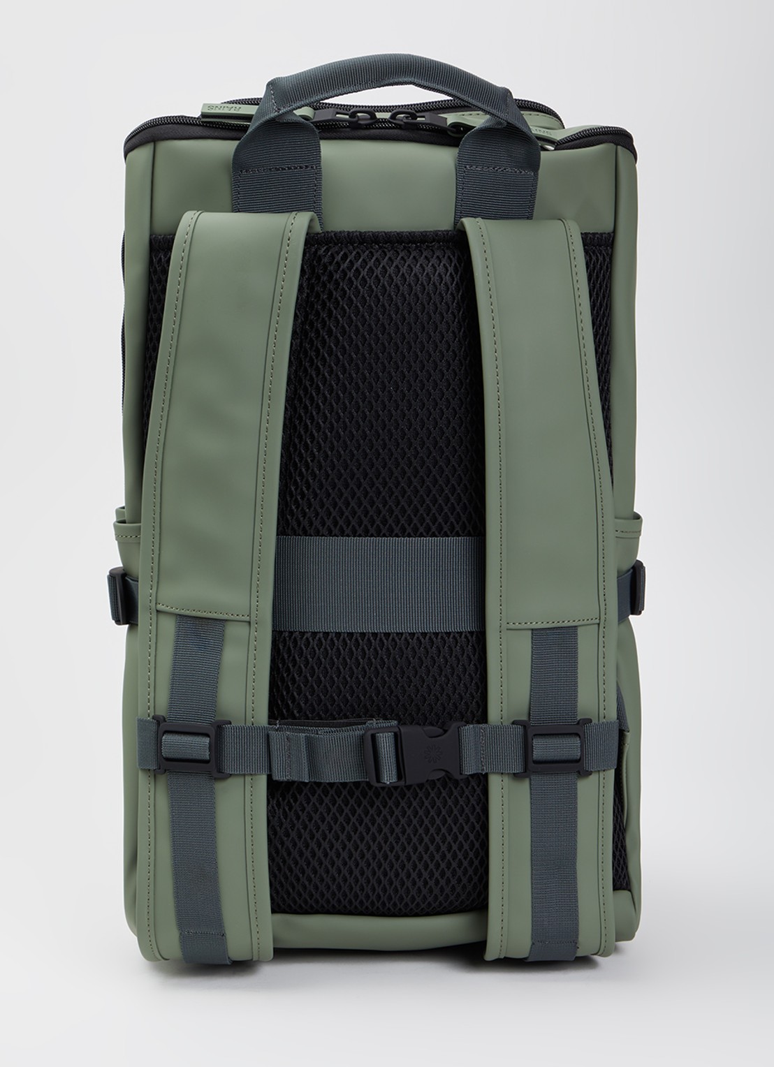 Rains Texel Cargo rugzak met 16 inch laptopvak en waterafstotende coating - achterkant 3 lichtgroen