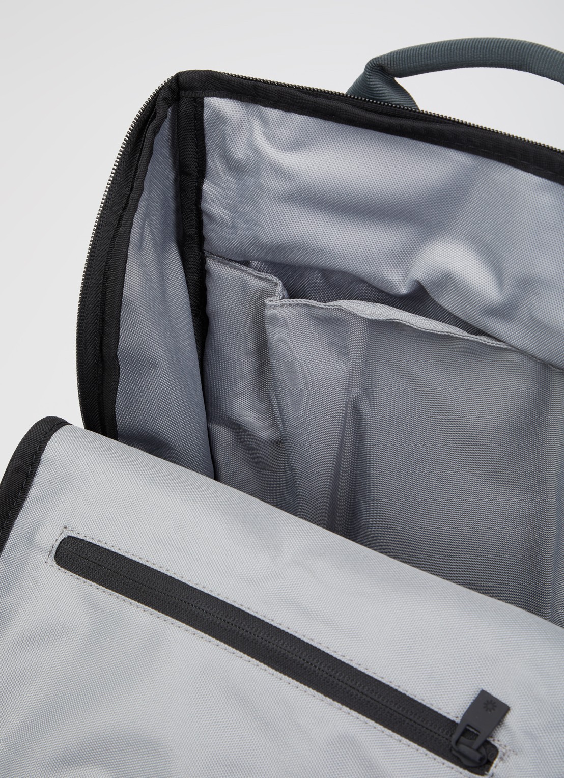 Rains Texel Cargo rugzak met 16 inch laptopvak en waterafstotende coating - detail 2 lichtgroen