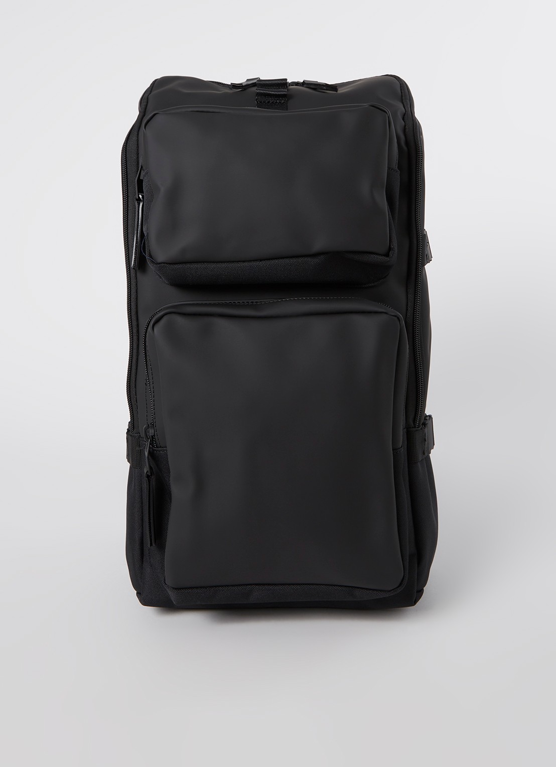 Rains Trail Cargo rugzak met 13 inch laptopvak en waterafstotende coating - voorkant zwart