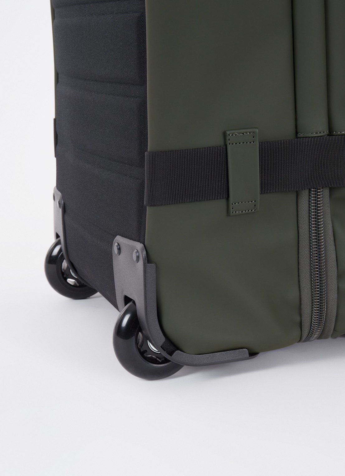 Rains Trolley met logo 54 cm - detail bronsgroen