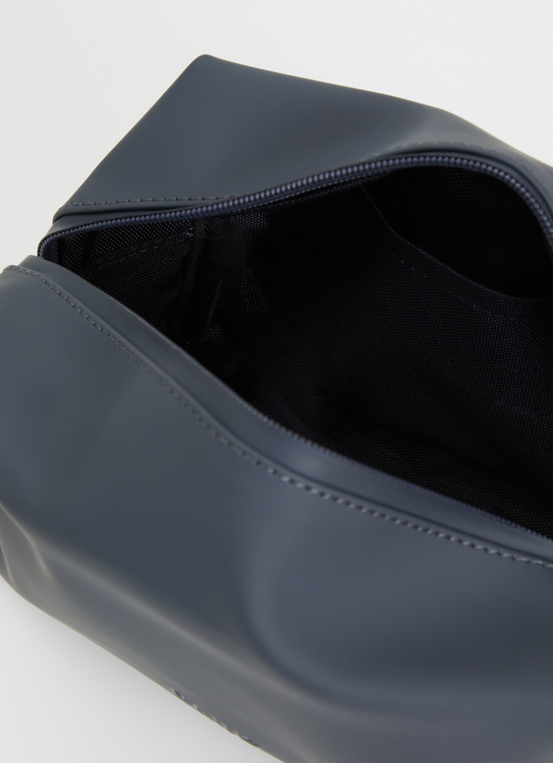 Rains Wash Bag Small toilettas met waterafstotende coating - detail donkergrijs