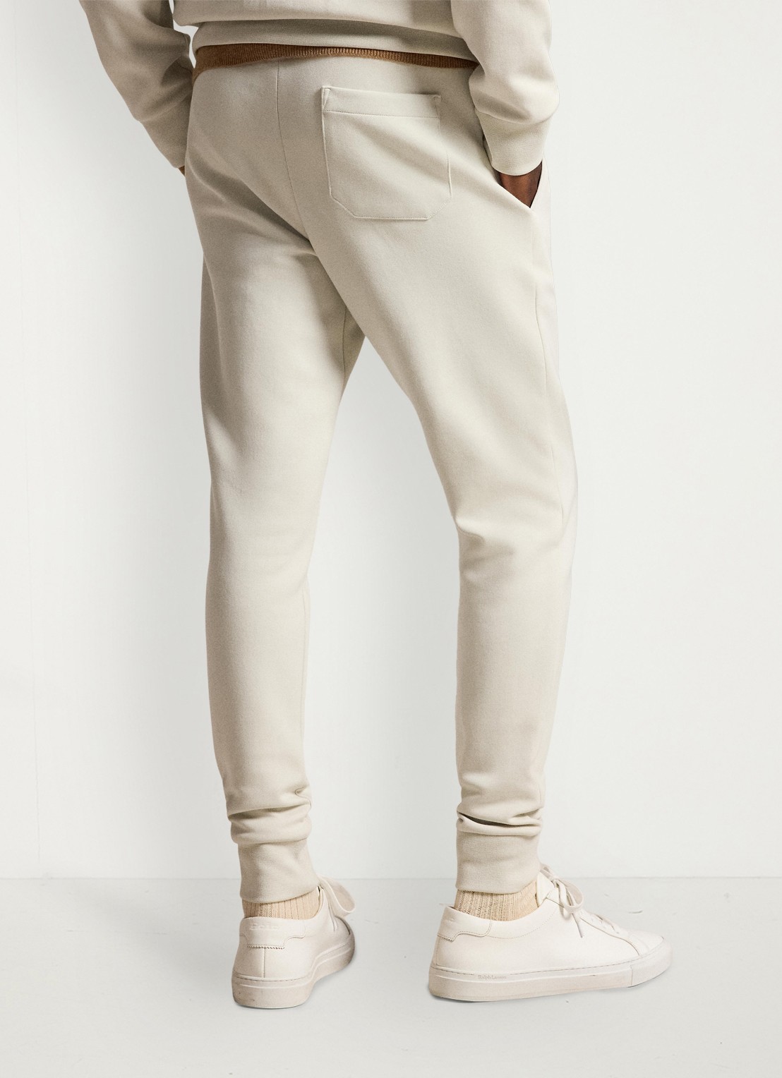 Ralph Lauren Tapered fit joggingbroek met logoborduring - achterkant 5 stone pebble / gebroken wit
