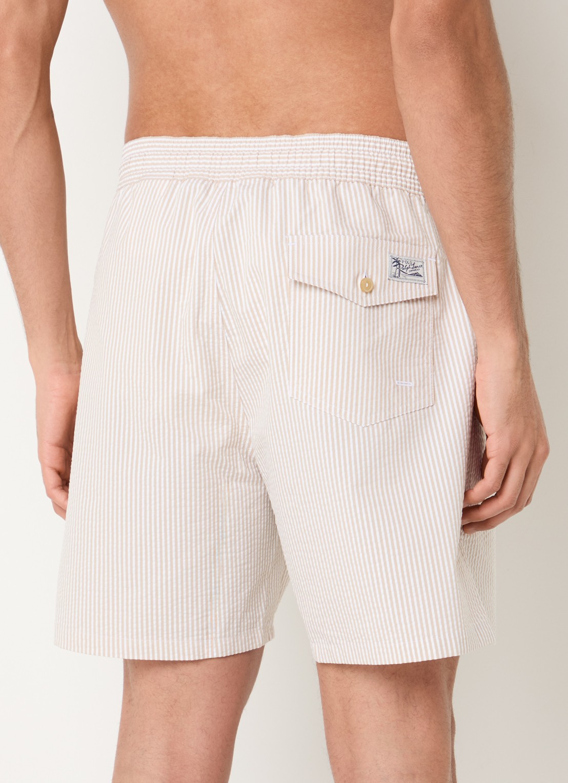Ralph Lauren Traveler zwemshorts met streepprint en steekzakken - achterkant coastal beige seersucker / beige