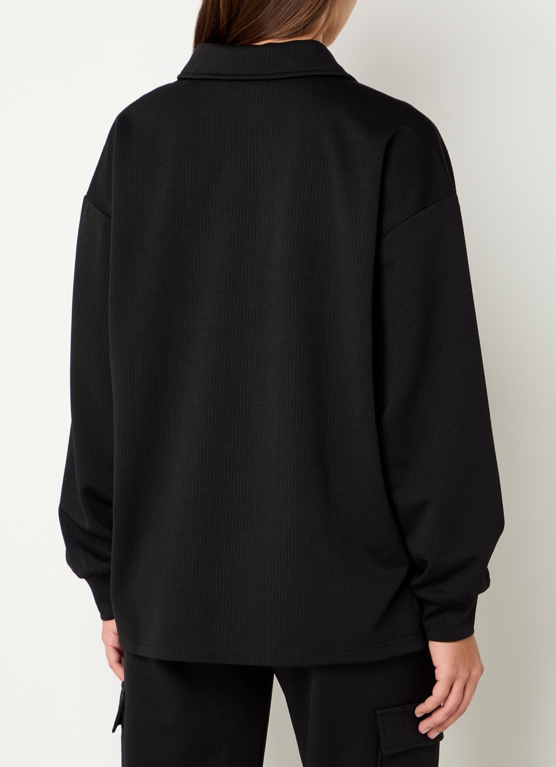 Refined Department Loes fijngebreide polo met logoborduring - achterkant zwart
