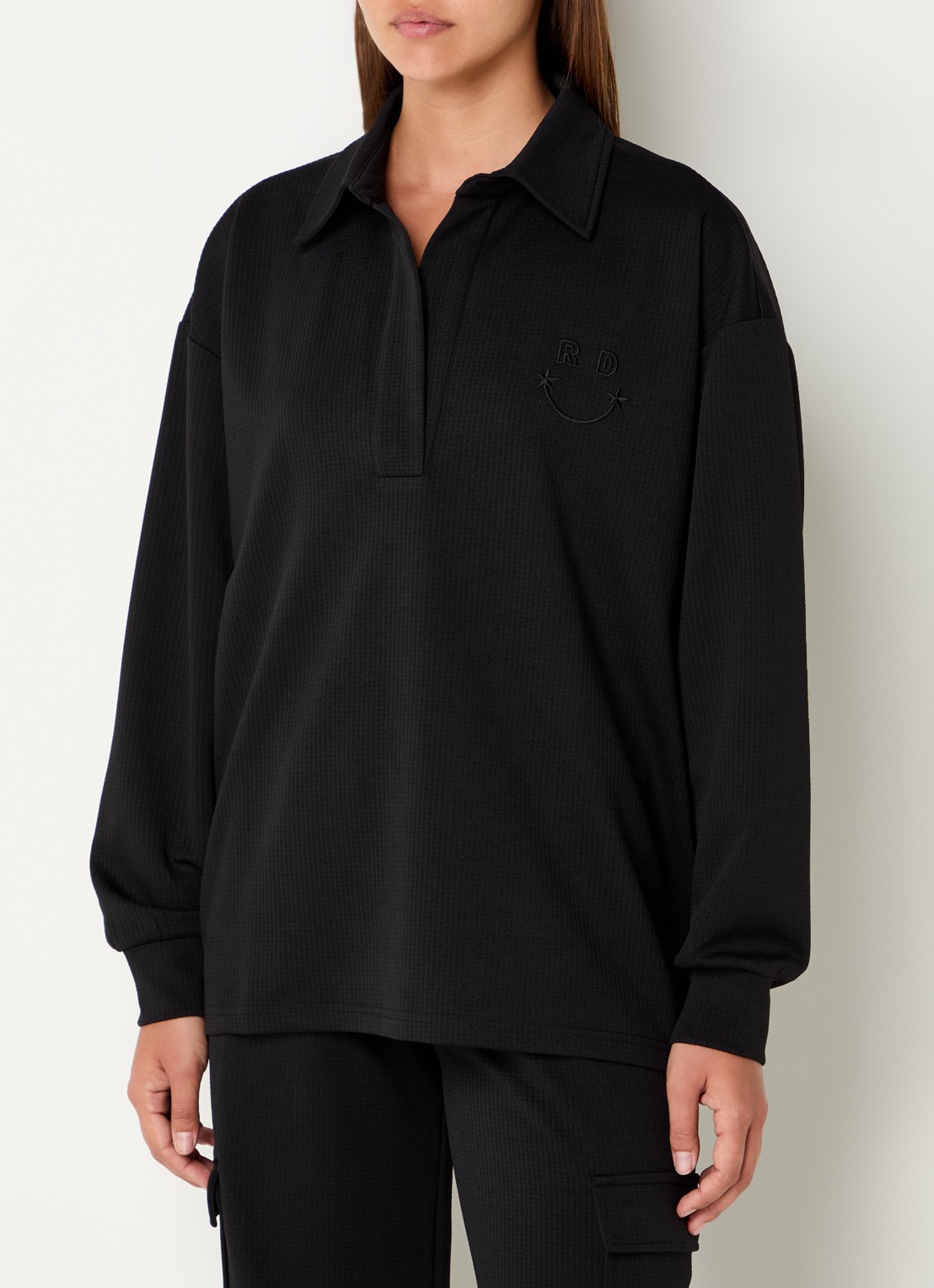 Refined Department Loes fijngebreide polo met logoborduring - detail 4 zwart