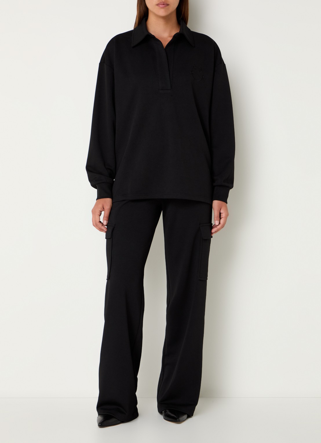 Refined Department Loes fijngebreide polo met logoborduring - voorkant 3 zwart