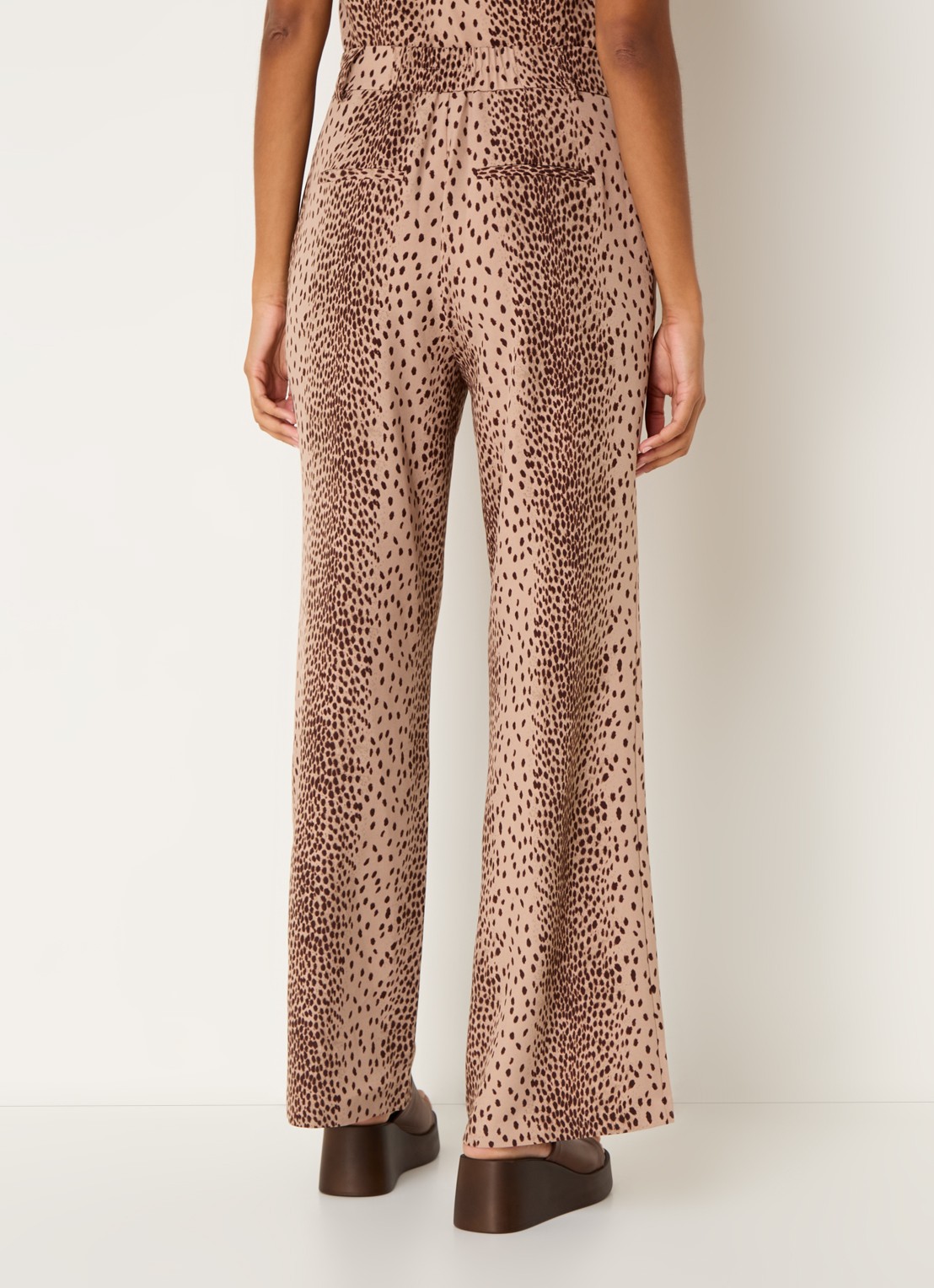 Refined Department Puck high waist loose fit pantalon met panterprint  - achterkant bruin