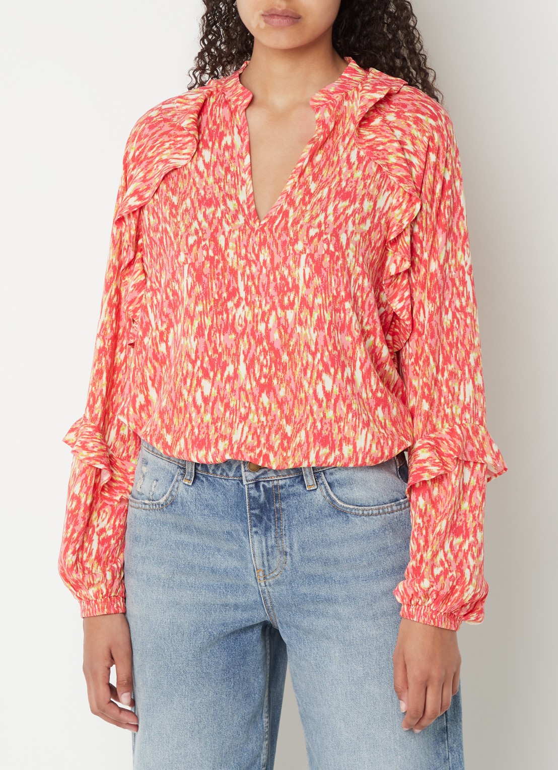 Refined Department Roma blouse met V-hals en ruches  - detail 3 koraalroze