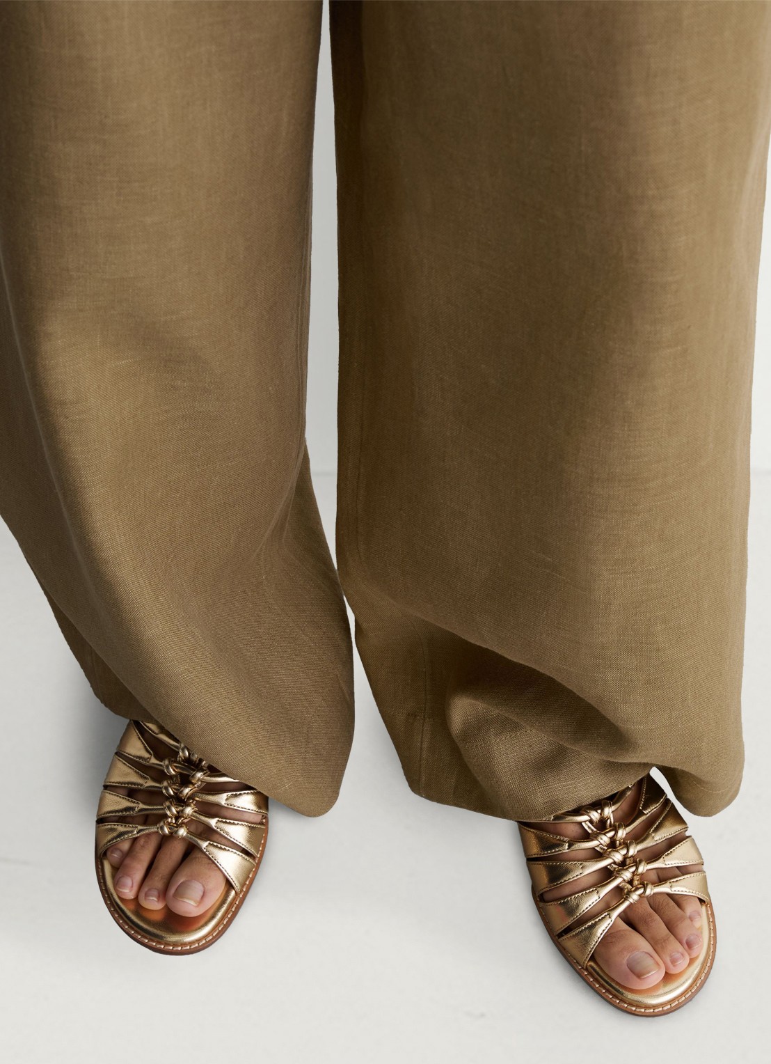Reiss Agnes slipper van leer met metallic finish - voorkant 3 gold / goud