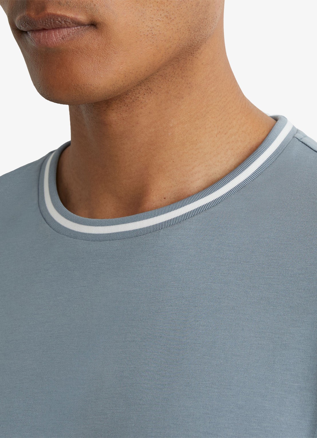 Reiss Ainsley T-shirt met gestreept detail - detail 2 staalblauw