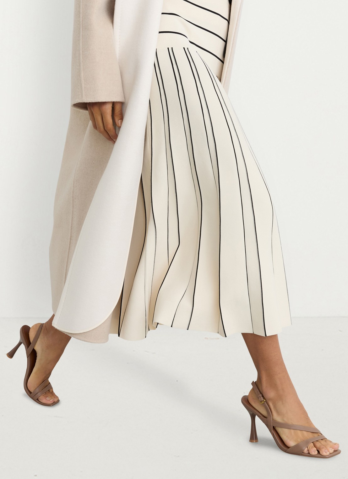 Reiss Alice midi jurk met plooien - detail 5 beige