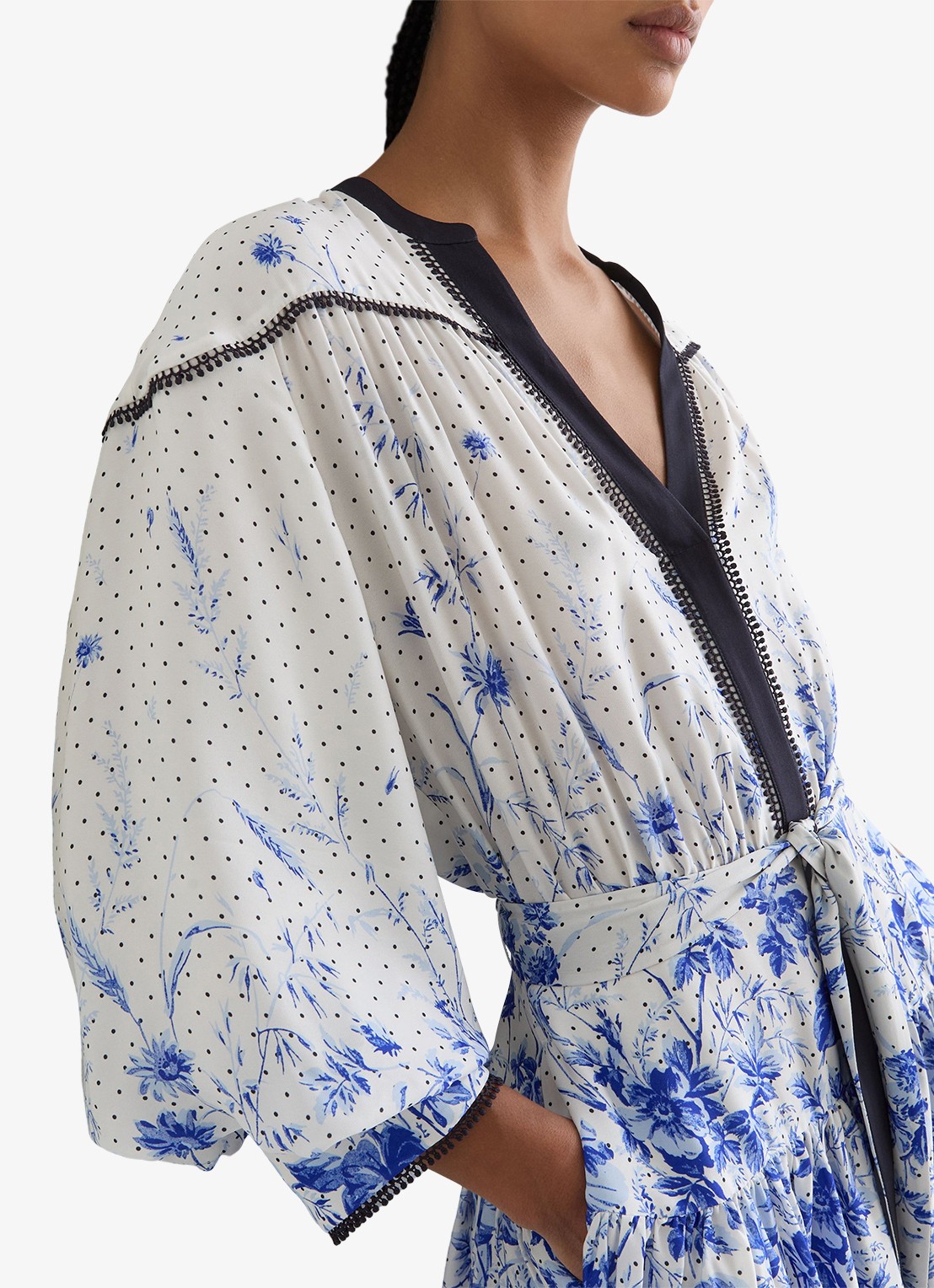 Reiss Anisa mini jurk met strikceintuur en bloemenprint - detail 5 blauw