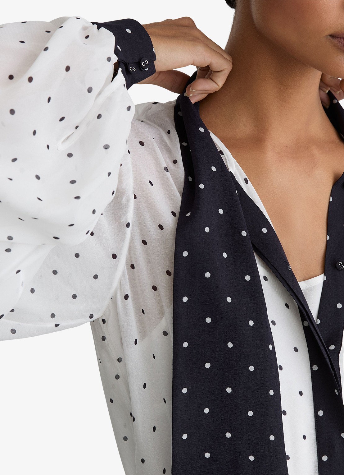 Reiss Arial blouse met sjaalkraag en stippenprint - detail 4 gebroken wit
