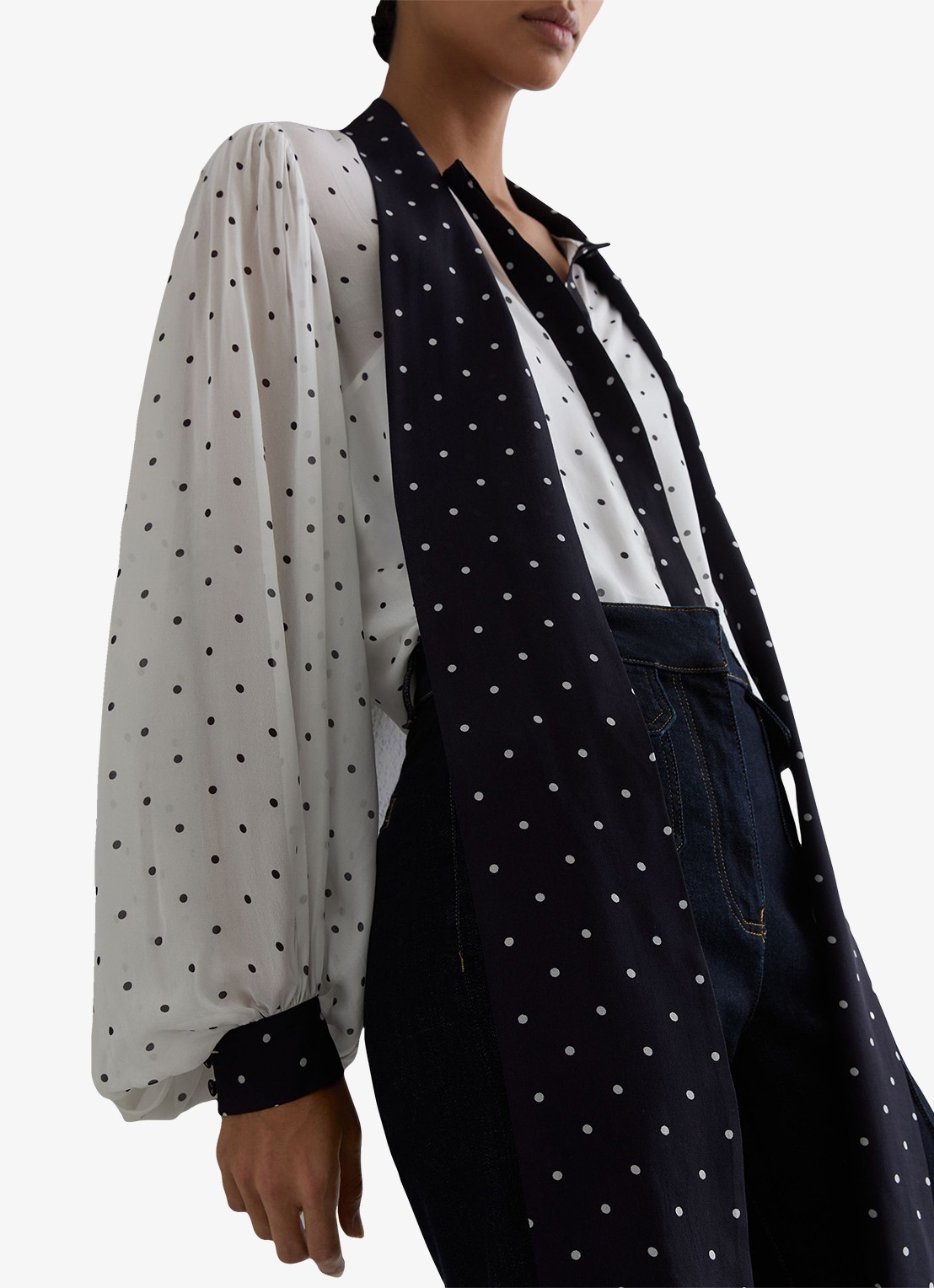 Reiss Arial blouse met sjaalkraag en stippenprint - detail 5 gebroken wit