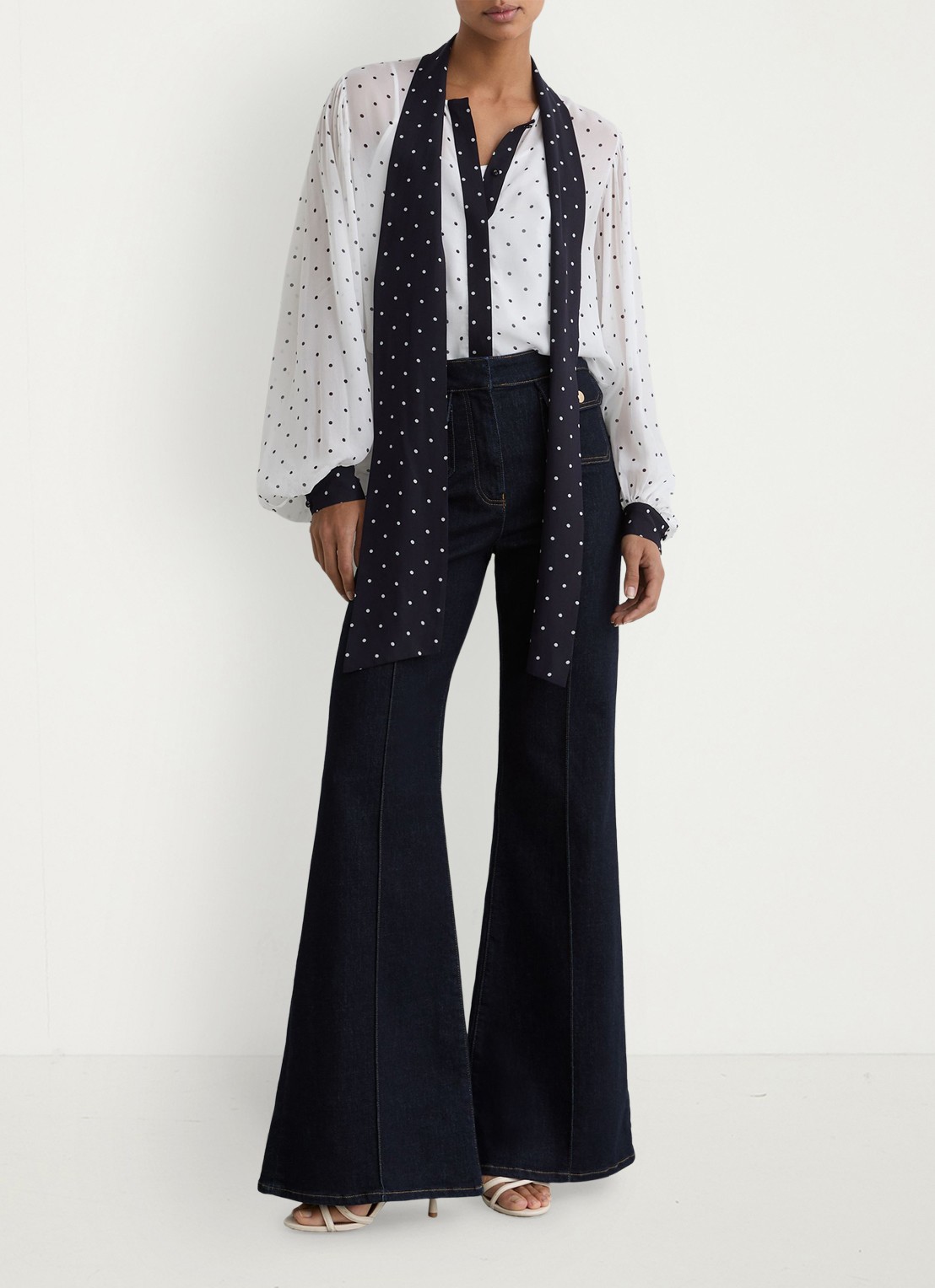 Reiss Arial blouse met sjaalkraag en stippenprint - voorkant 2 gebroken wit