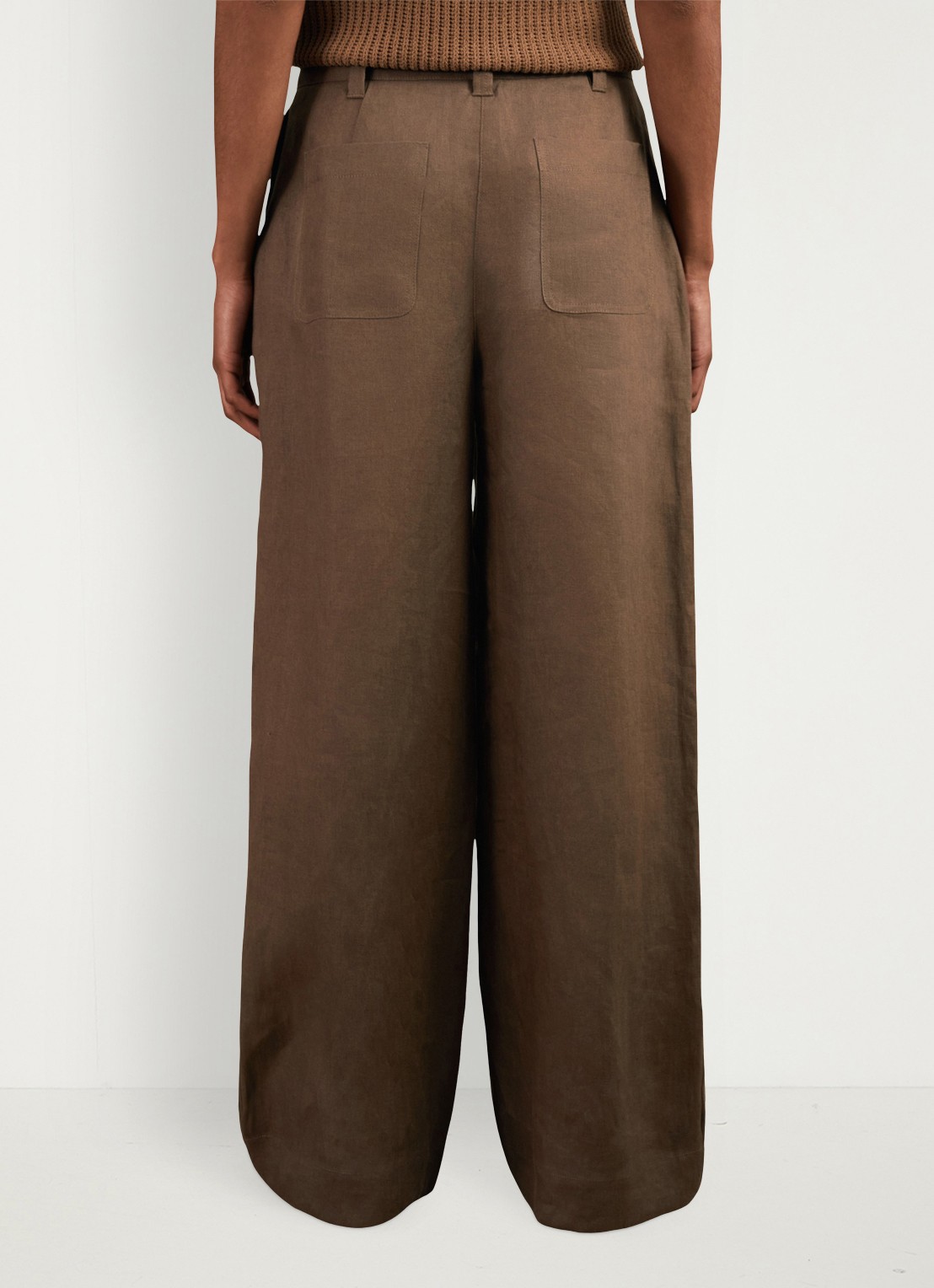 Reiss Ashby mid waist wide fit broek van linnen met steekzakken - achterkant chocoladebruin