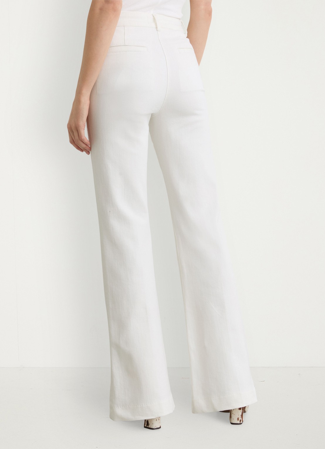 Reiss Athena mid waist flared jeans met knoopdetail - achterkant 5 wit