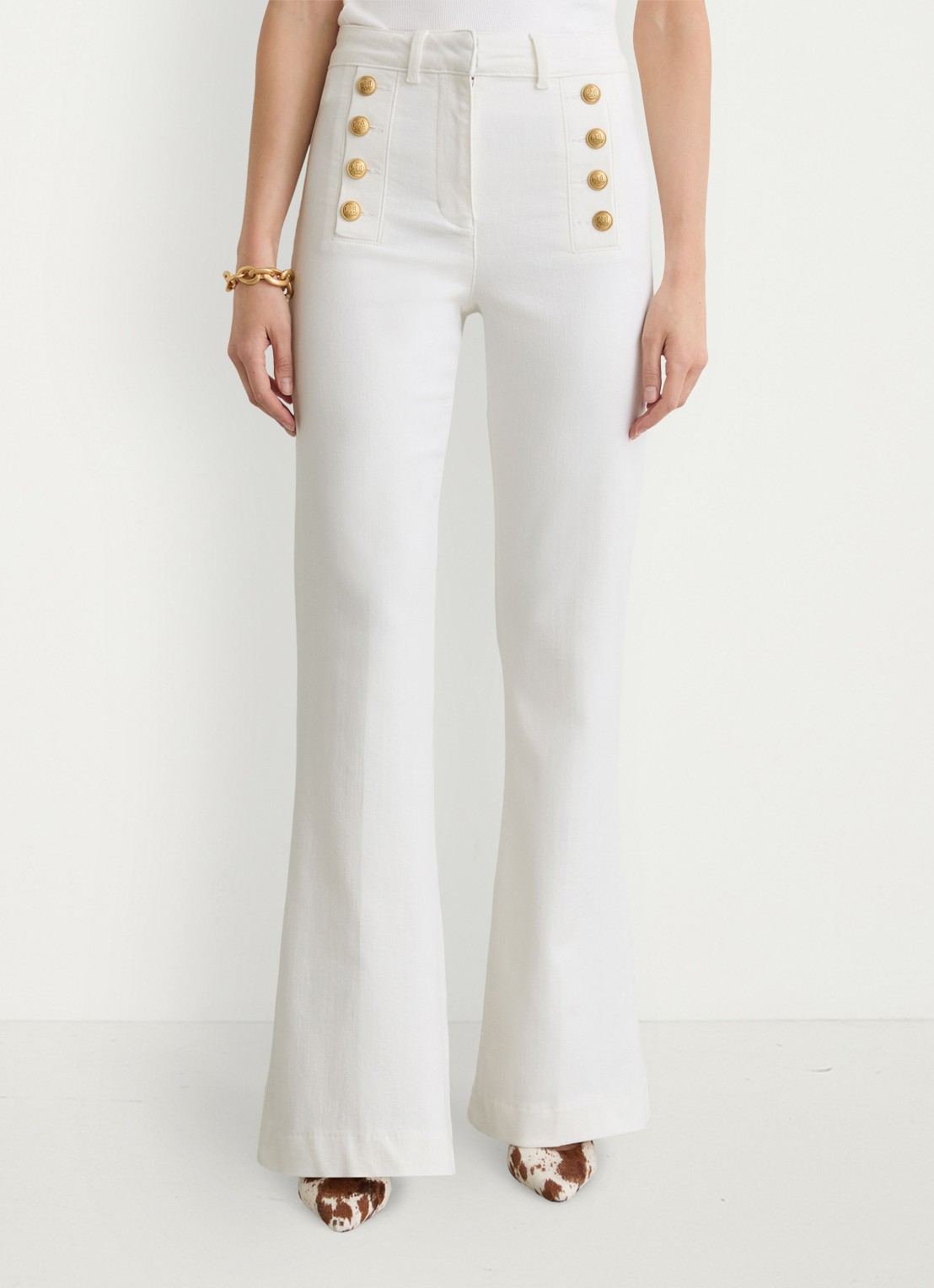 Reiss Athena mid waist flared jeans met knoopdetail - detail wit