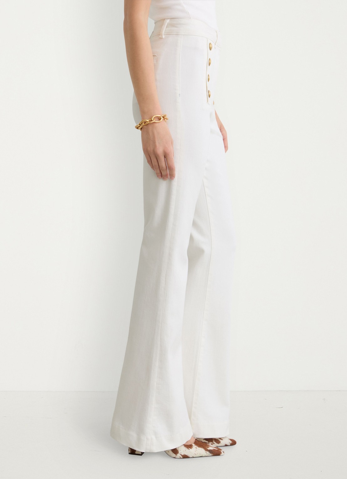 Reiss Athena mid waist flared jeans met knoopdetail - detail 3 wit