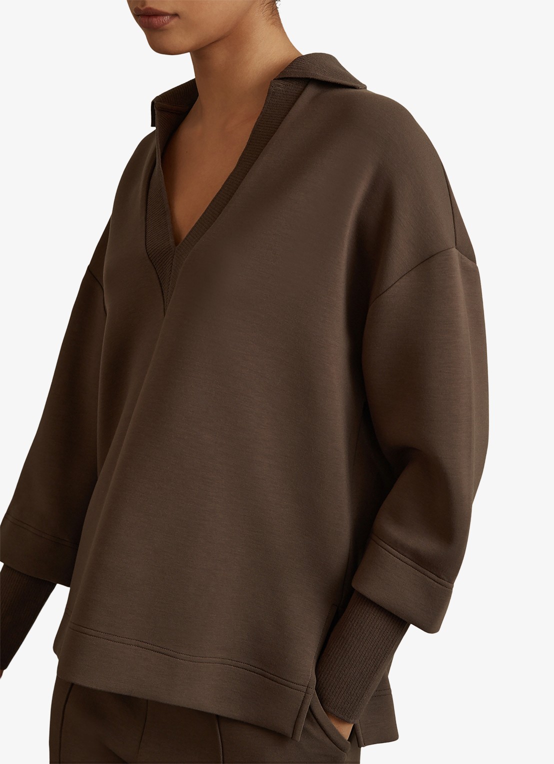 Reiss Bernie pullover met V-hals - detail chocoladebruin