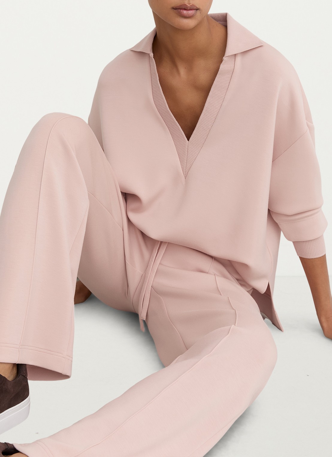 Reiss Bernie pullover met V-hals - detail 3 lichtroze